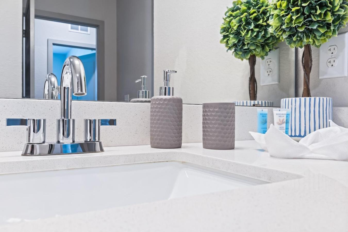 Tropicana Field 2 Bed In Dwtwn With Free Parking سانت بطرسبرج المظهر الخارجي الصورة